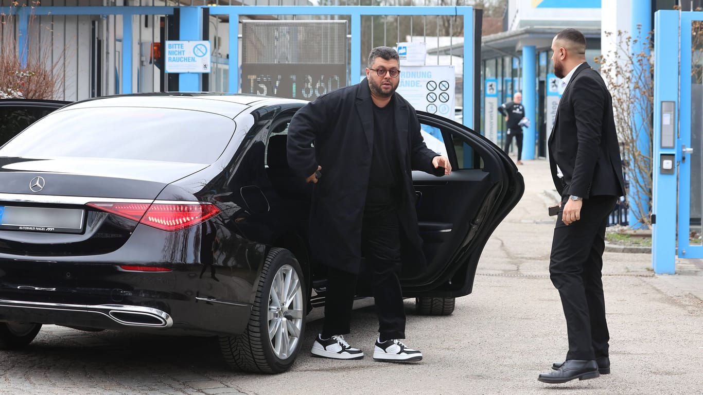 Hasan Ismaik im Februar bei einem seiner wenigen Besuche an der Grünwalder Straße (Archivbild): Der Investor ist bei den "Löwen"-Fans höchst umstritten.