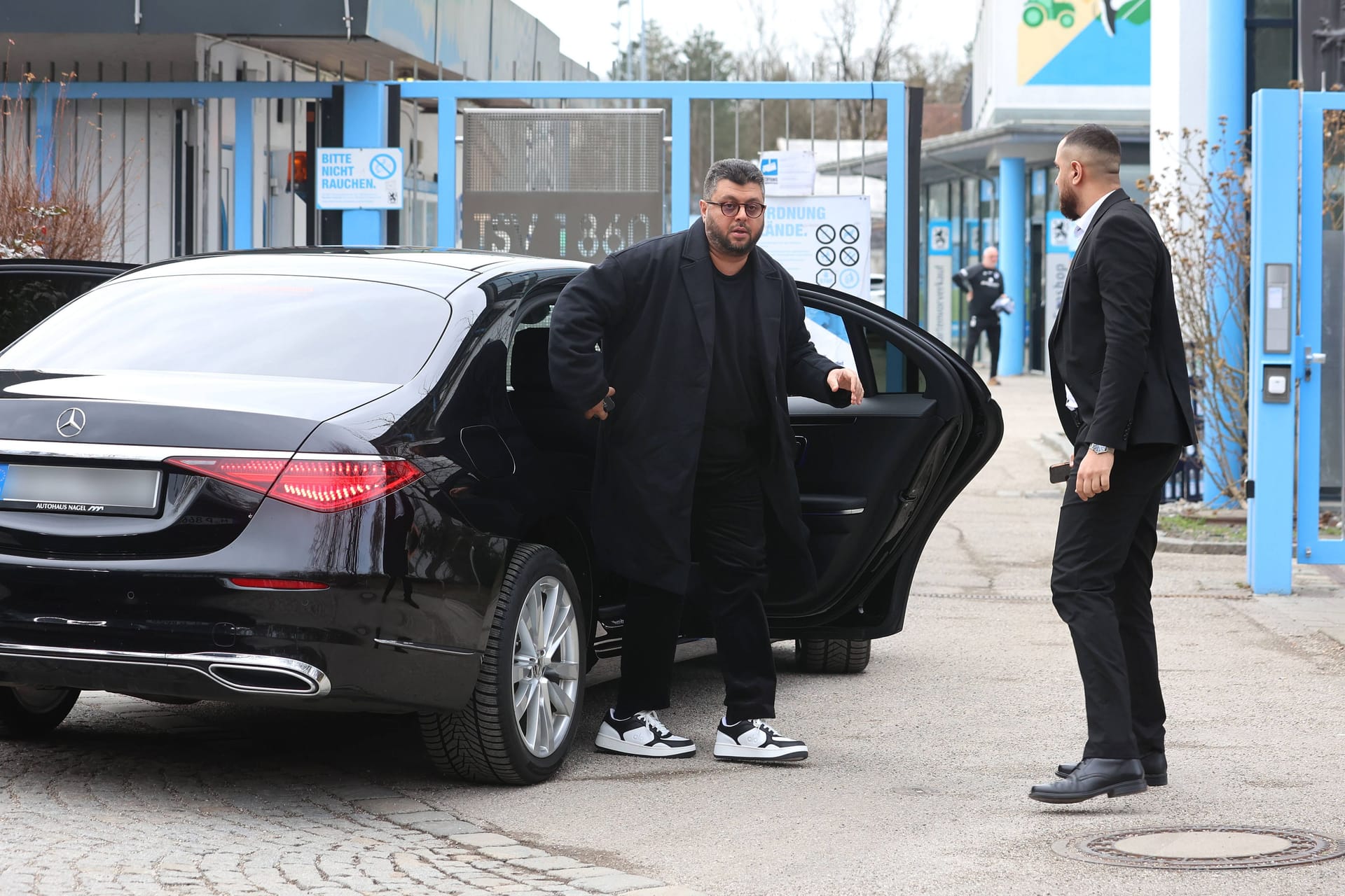 Hasan Ismaik im Februar bei einem seiner wenigen Besuche an der Grünwalder Straße (Archivbild): Der Investor ist bei den "Löwen"-Fans höchst umstritten.