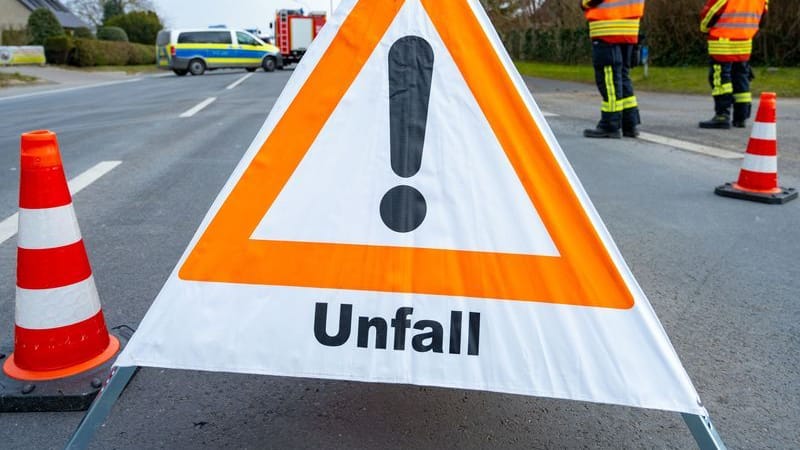 Ein Warndreieck steht in der Nähe einer Unfallstelle (Archivbild): Trotz Blaulicht und Sirene kam es zum Unfall.