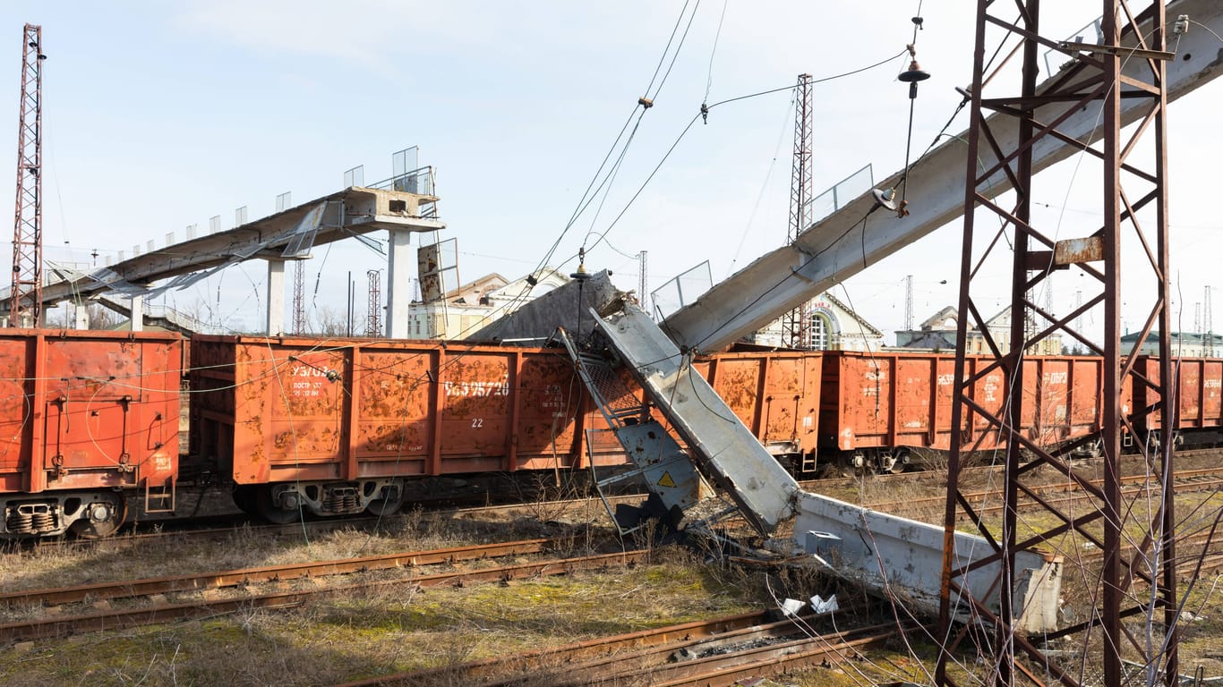 Zerstörte Güterwagen nach einem russischen Angriff in der Region Donezk.