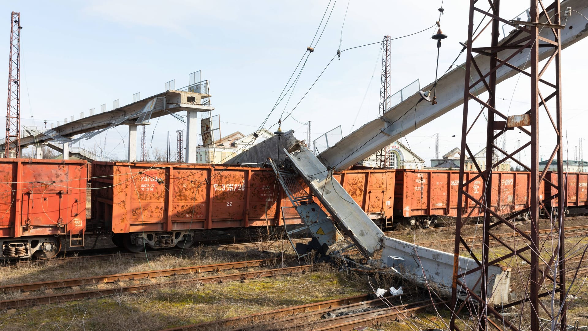 Zerstörte Güterwagen nach einem russischen Angriff in der Region Donezk.