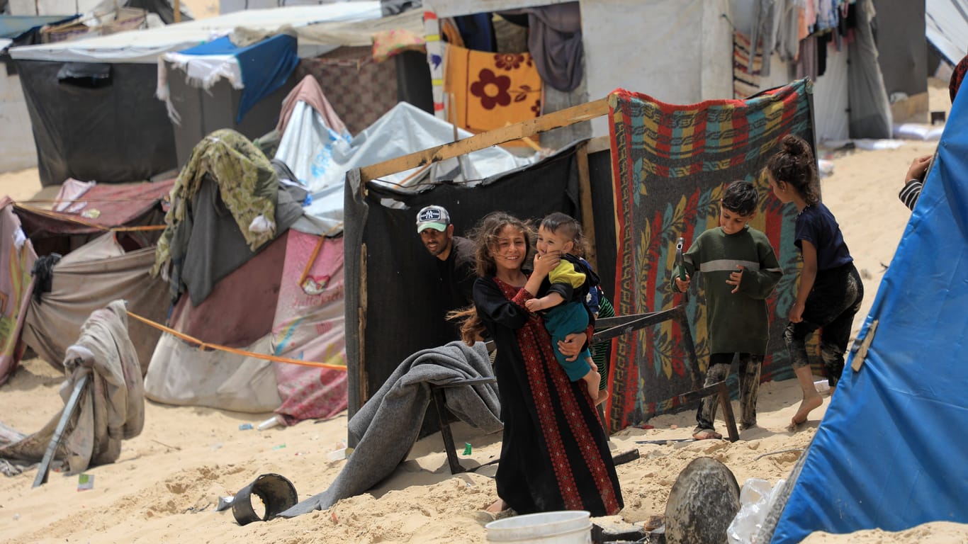 Geflüchtete Bewohner des Gazastreifens in einem provisorischen Camp in Rafah.