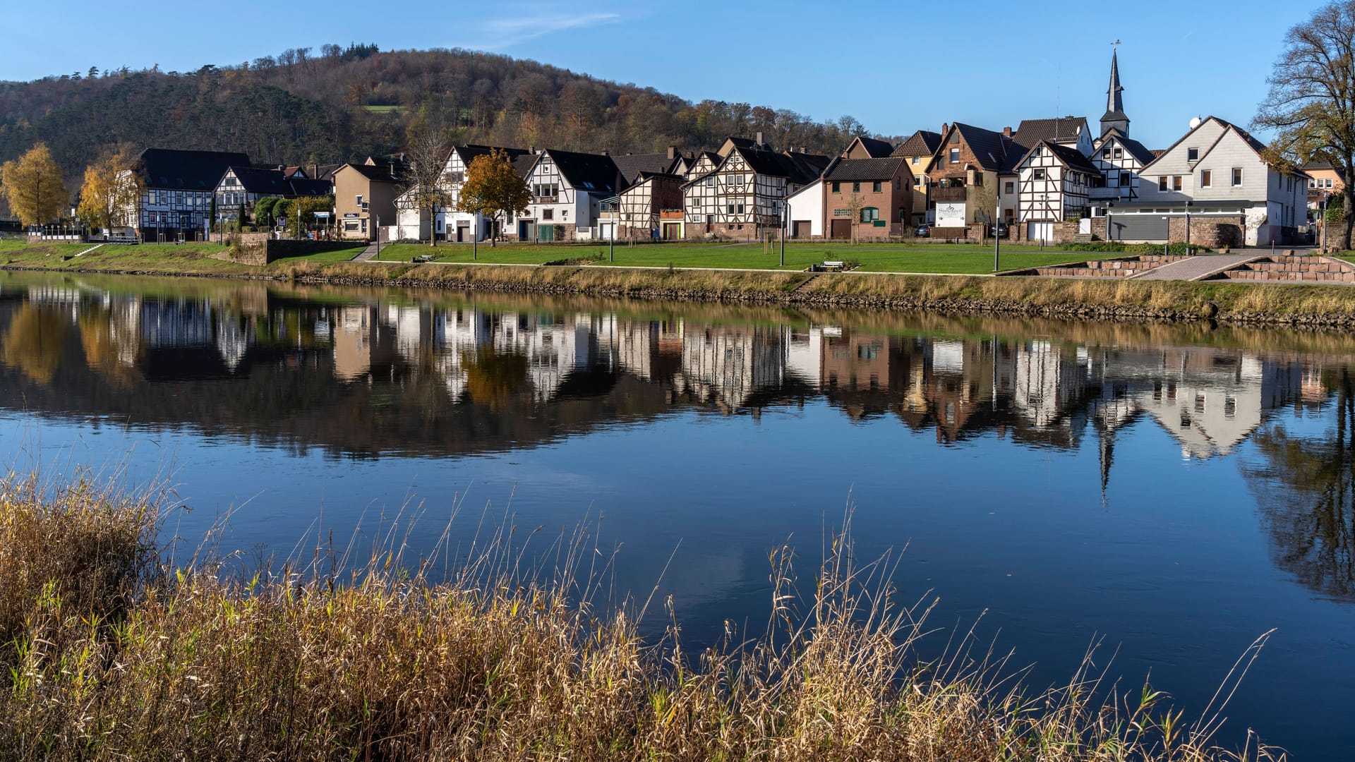 Bodenwerder und die Weser, Niedersachsen (Archivbild): Ein Kleinkind ist in dem Fluss gestorben.