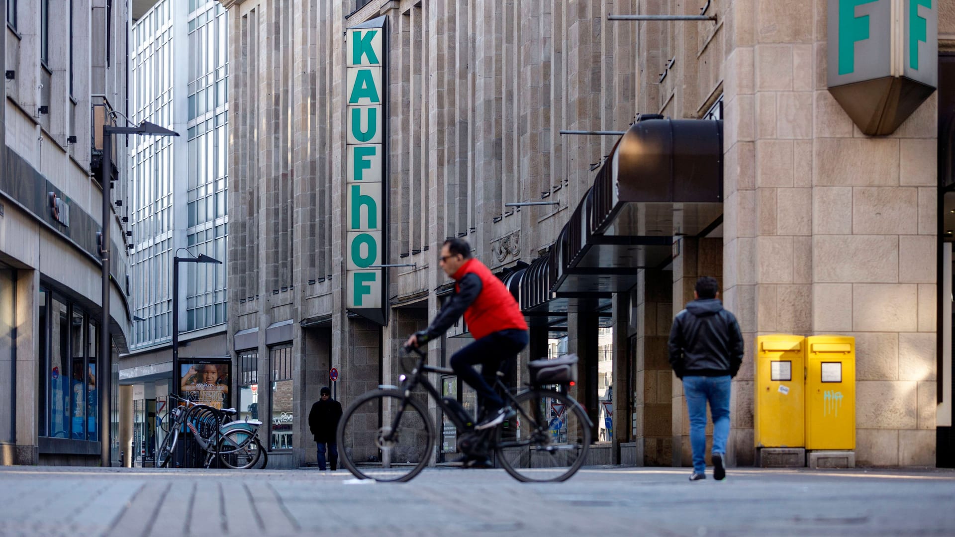 Eine Filiale des Konzerns Galeria Karstadt Kaufhof in Köln (Symbolbild): Der Konzern will 16 von 92 Filialen schließen.