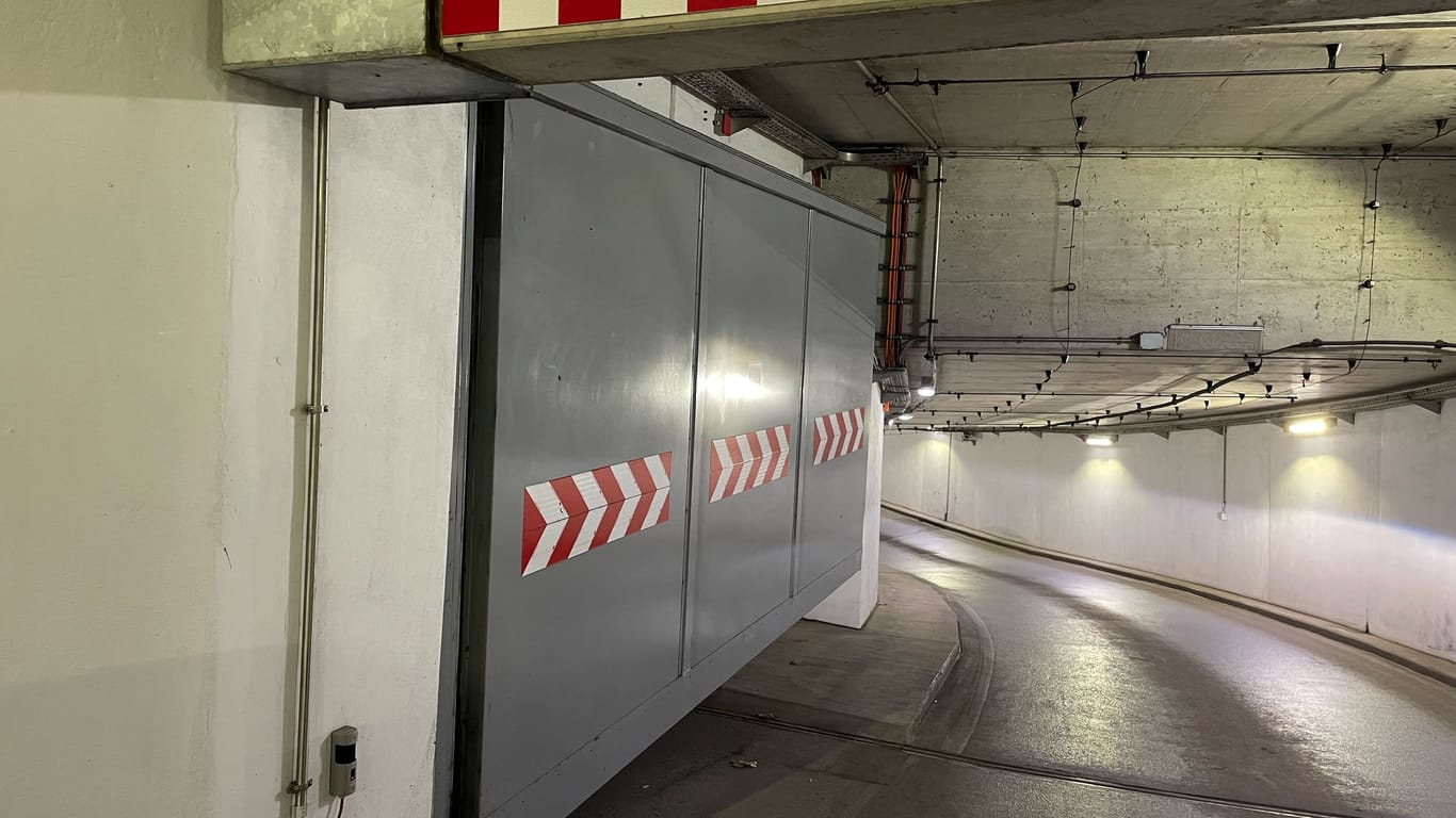 Überlebenswichtige Brandschutztore im Tunnel sind verbeult und schließen nicht mehr richtig.