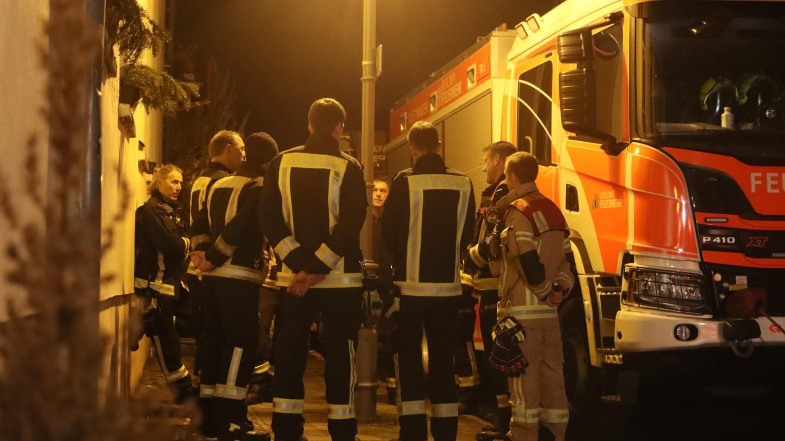 Einsatzkräfte besprechen sich während eines Einsatzes in Berlin-Köpenick: Es besteht der Verdacht, dass eine Lagerhalle in Bohnsdorf zur Drogenherstellung genutzt wurde.
