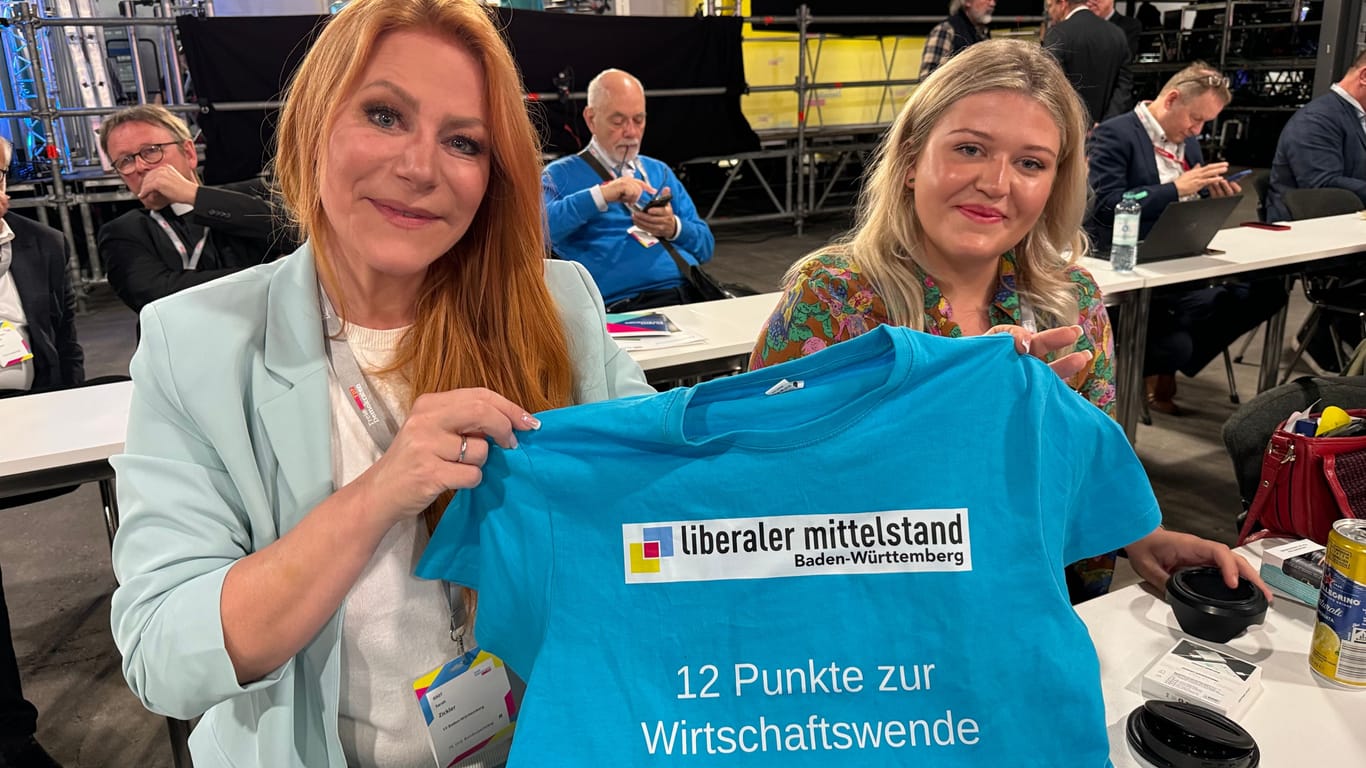 Generalsekretärin des Liberalen Mittelstands in Baden-Württemberg: Die Delegierte Sarah Zickler (l.) hat T-Shirts für den Parteitag drucken lassen.
