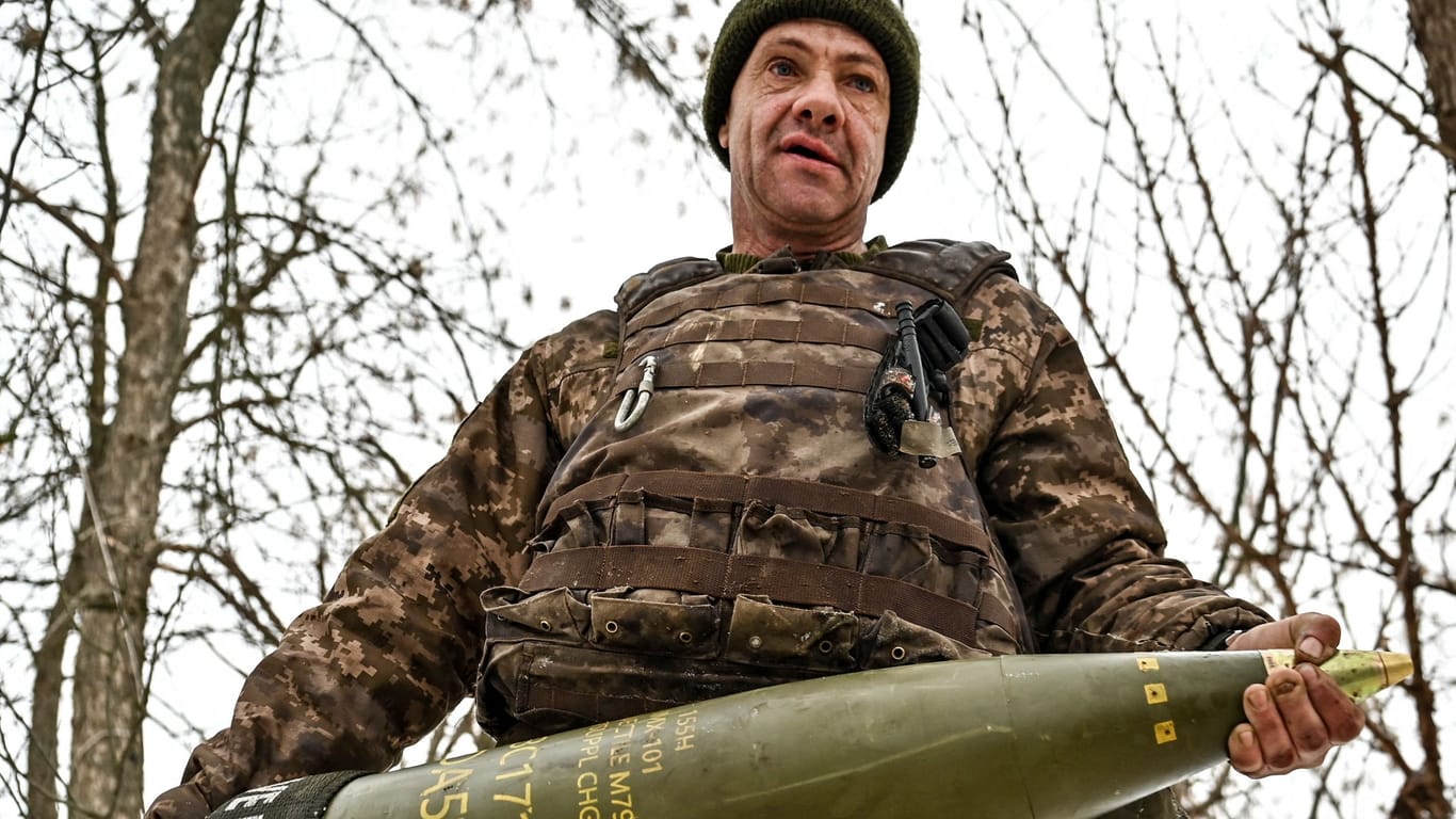 Ukrainischer Soldat mit Artilleriegranate (Archivbild): Die Ukraine erhält nun neue Militärhilfe aus den USA.