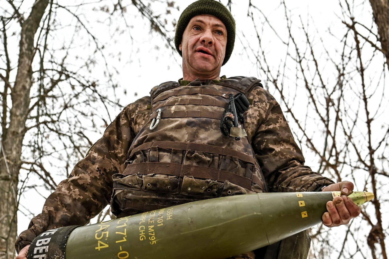 Ukrainischer Soldat mit Artilleriegranate (Archivbild): Die Ukraine erhält nun neue Militärhilfe aus den USA.