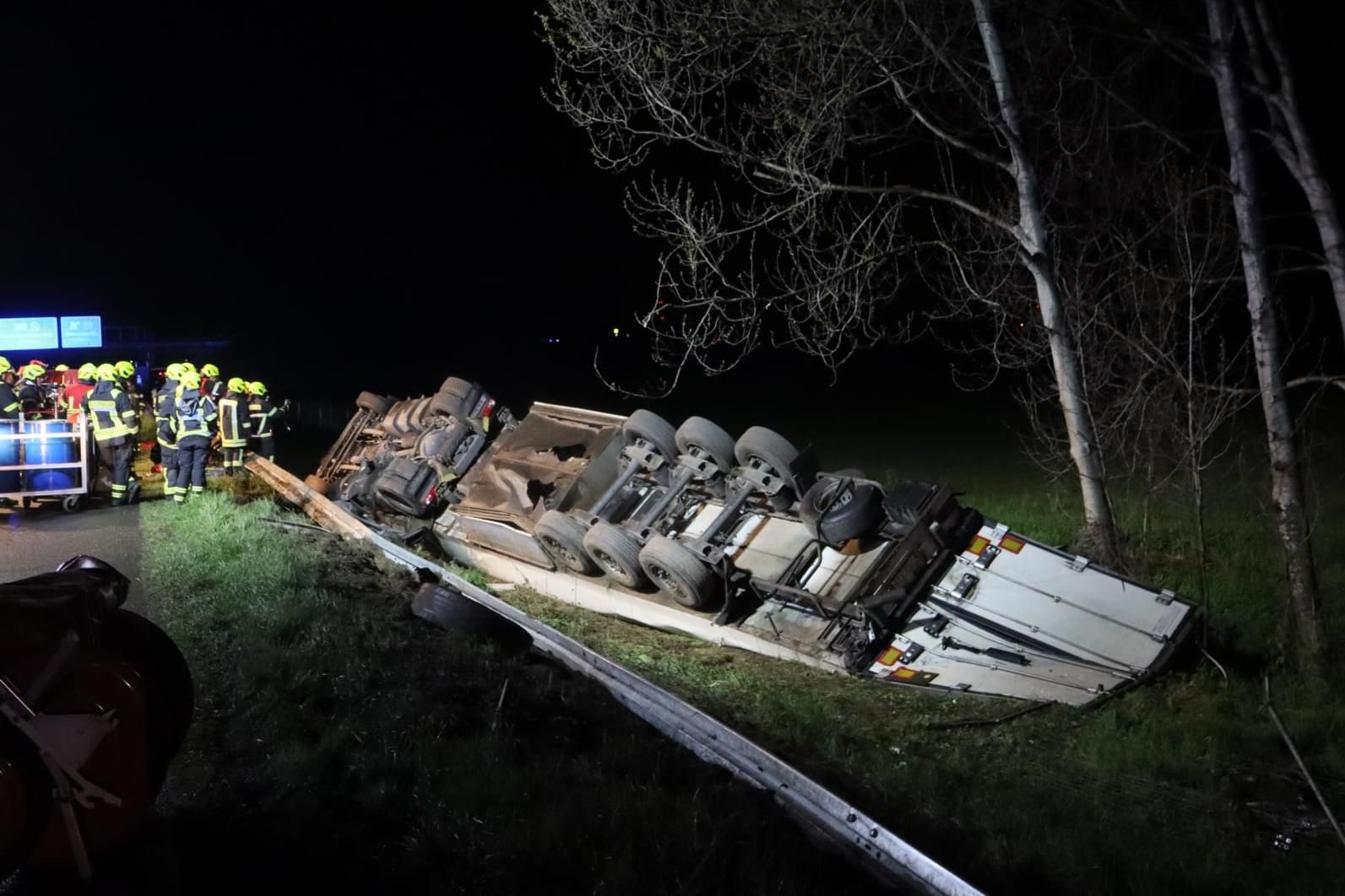 Sattelzug kommt von der Fahrbahn ab: Wie durch ein Wunder wird bei dem Unfall niemand schwer verletzt.