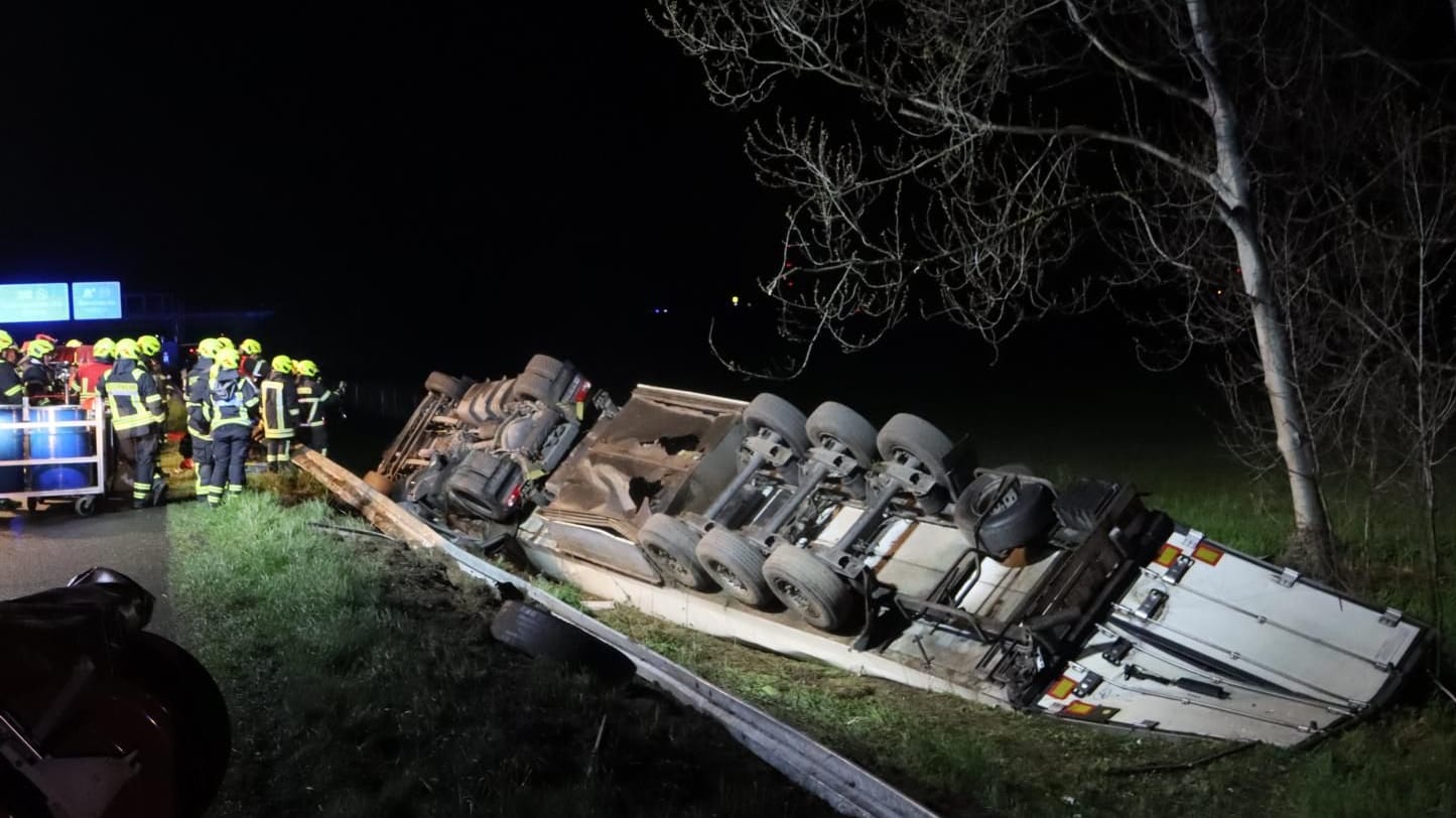 Sattelzug kommt von der Fahrbahn ab: Wie durch ein Wunder wird bei dem Unfall niemand schwer verletzt.