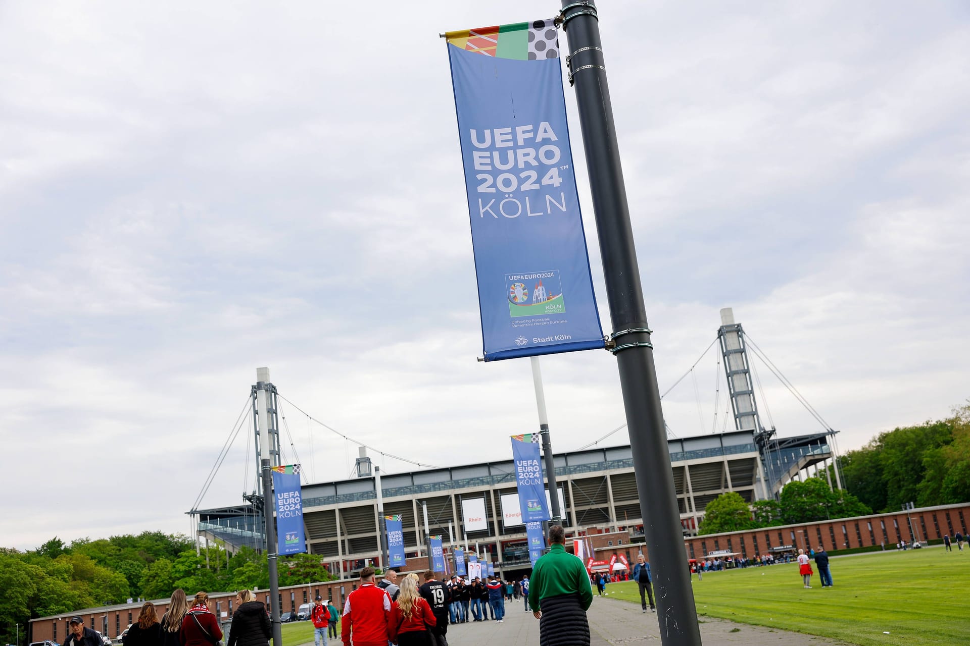 Fahnen machen vor dem Rheinenergiestadion auf die EM in Köln aufmerksam (Archivbild): Insgesamt fünf Spiele werden in der Domstadt ausgetragen.