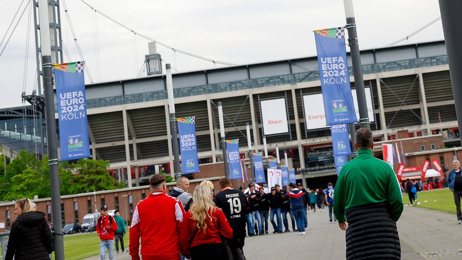 Fahnen machen vor dem Rheinenergiestadion auf die EM in Köln aufmerksam (Archivbild): Insgesamt fünf Spiele werden in der Domstadt ausgetragen.