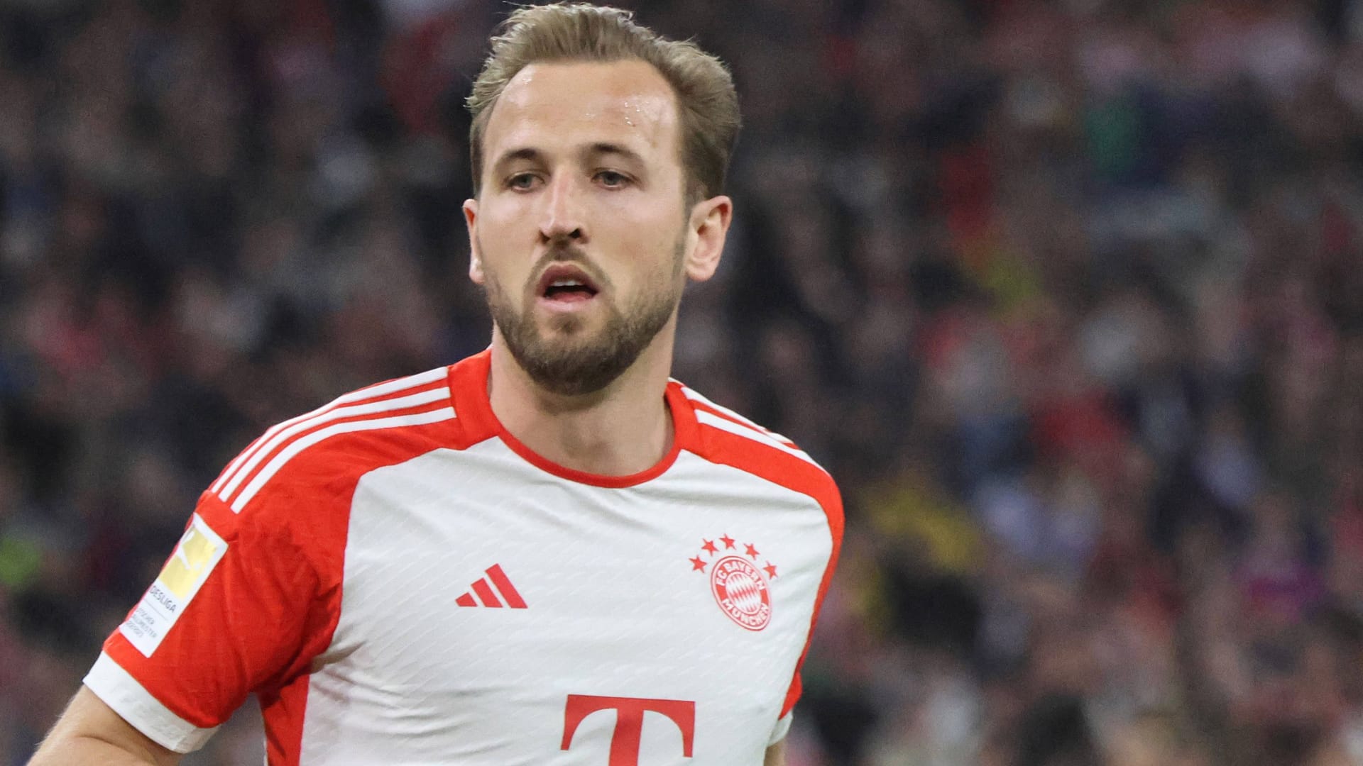 Im kommenden Jahr überholt: Harry Kane im aktuellen Heimtrikot der Bayern.