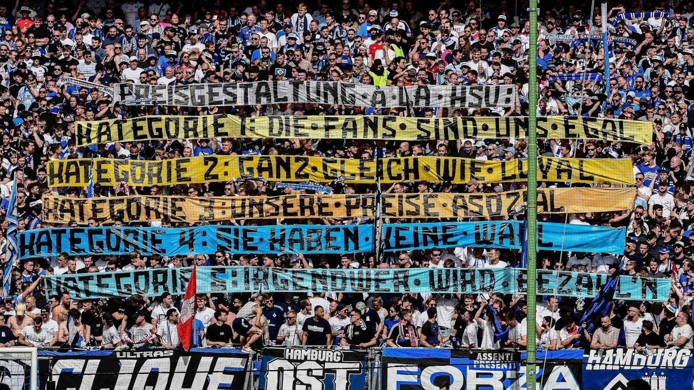 "Die Fans sind uns egal": HSV-Fans haben am Samstag im Stadion gegen die hohen Ticketpreise protestiert.