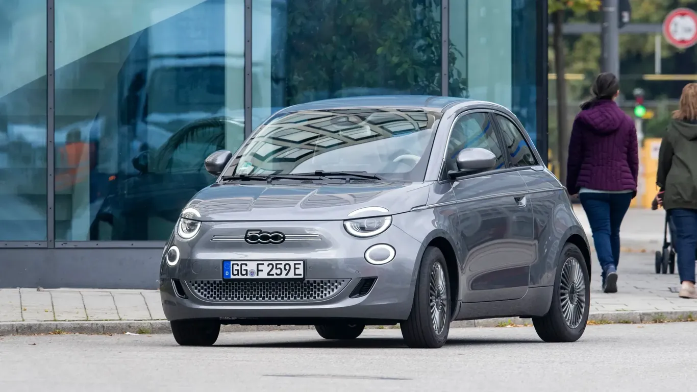 Der Fiat 500e ICON überzeugt mit Elektroantrieb.