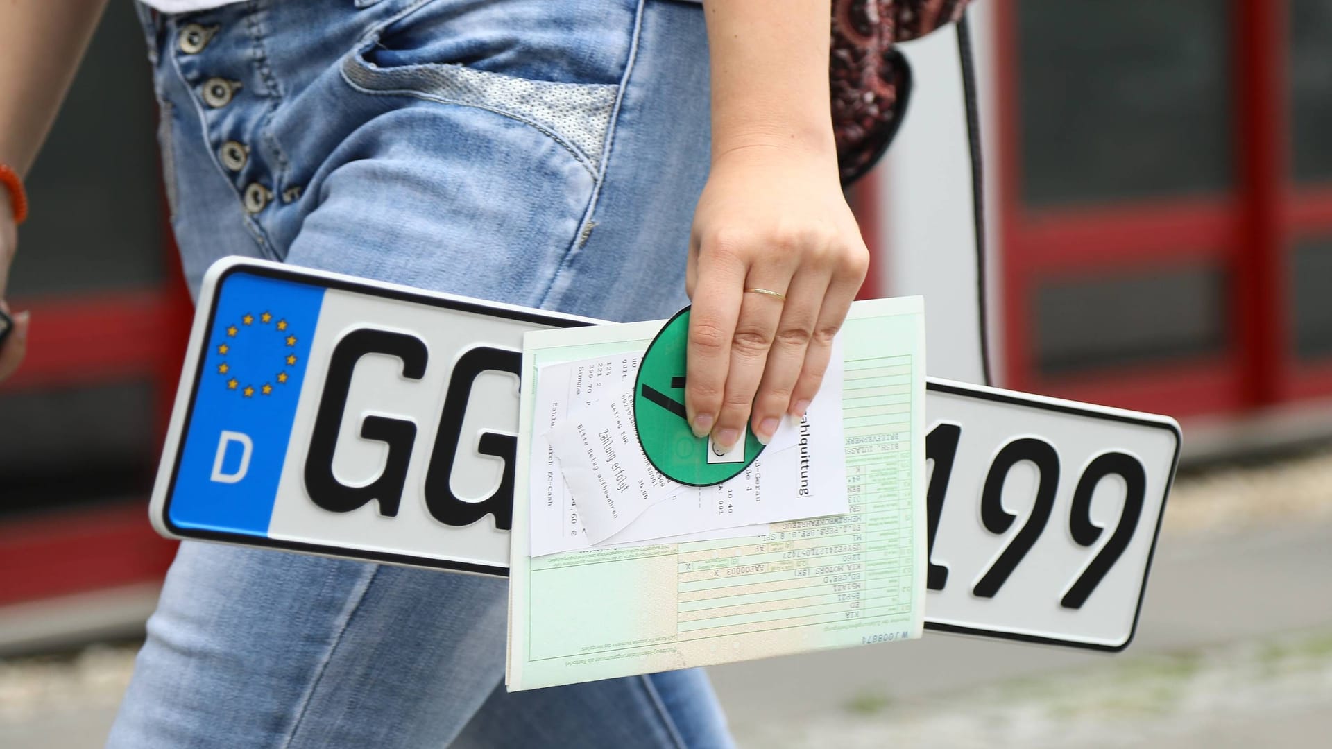 Auto ummelden: Wer umzieht oder neuer Halter wird, kommt um den Gang zur Zulassungsstelle nicht herum.