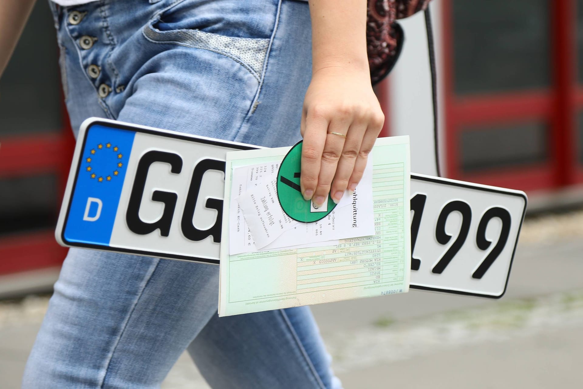 Auto ummelden: Wer umzieht oder neuer Halter wird, kommt um den Gang zur Zulassungsstelle nicht herum.