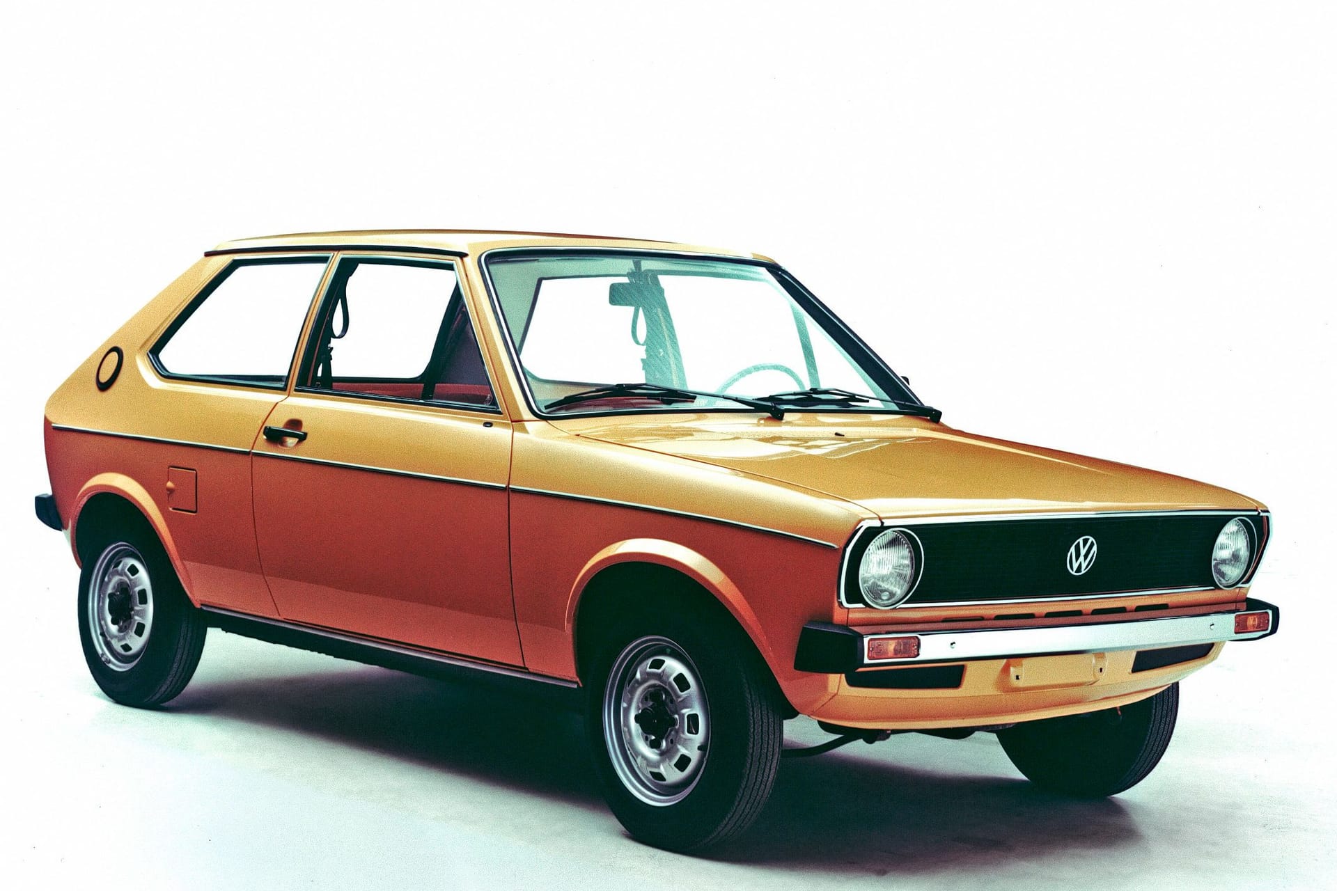 Baugleich bis auf wenige Teile: Sieben Monate nach dem Audi 50 kam der erste VW Polo. Baugleich bis auf wenige Teile: Sieben Monate nach dem Audi 50 kam der erste VW Polo.