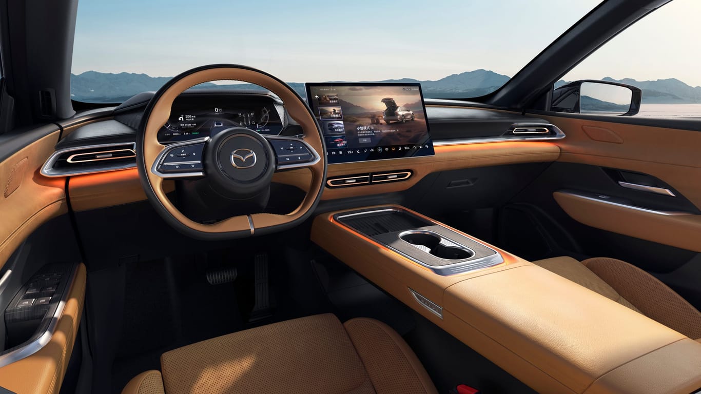 Ungewohnt: Das Cockpit gibt sich für Mazda-Verhältnisse futuristisch, was wohl auch am Einfluss des chinesischen Partners liegt.