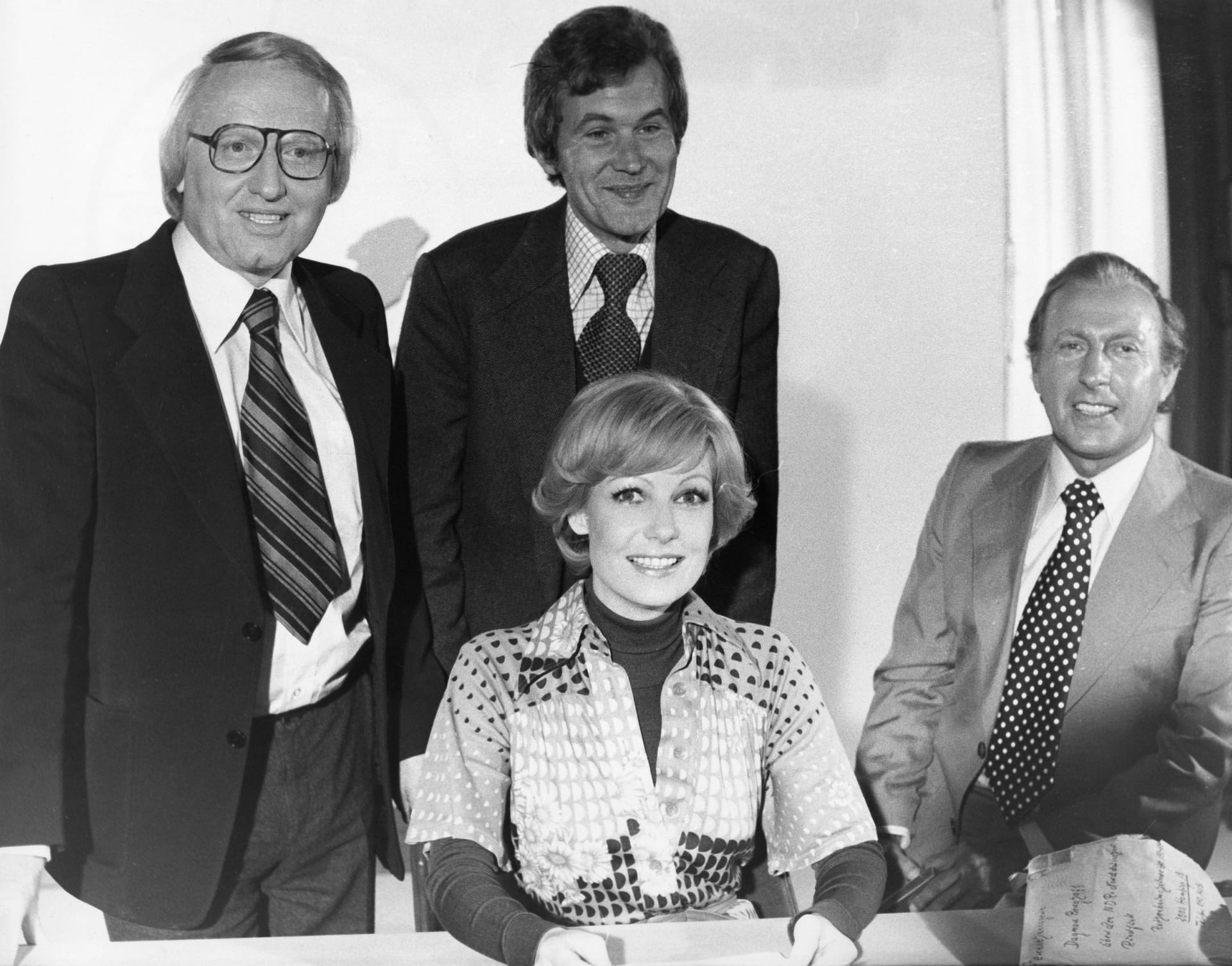 Werner Veigel, Wilhelm Wieben und Karl Heinz Köpcke: Das Männertrio gratuliert seiner ersten weiblichen Kollegin Dagmar Berghoff zu ihrer ersten Sendung am 16.06.1976 in Hamburg.