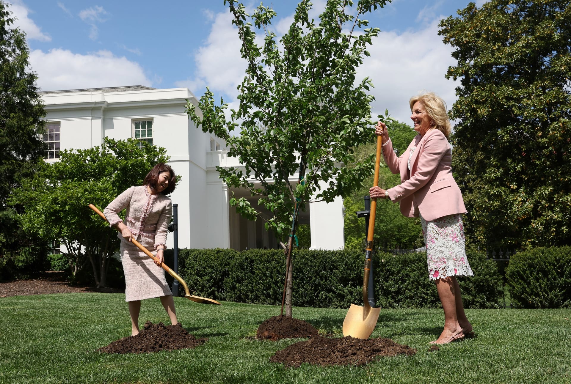 First Ladies der Kirschblütendiplomatie: Jill Biden and Yuko Kishida pflanzten vergangenes Jahr einen Baum am Weißen Haus.