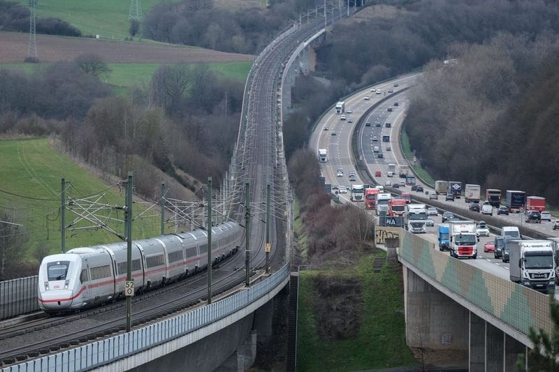 Ein ICE fährt auf der Strecke Köln - Frankfurt in Richtung Frankfurt/Main entlang der A3. Im Sommer tut er das nicht.