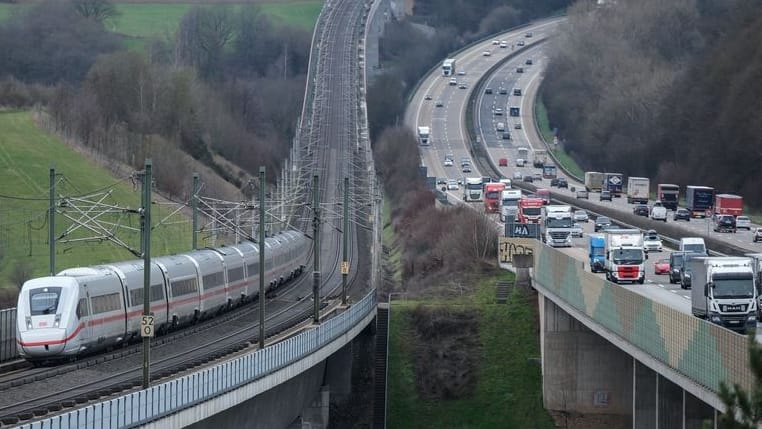 Ein ICE fährt auf der Strecke Köln - Frankfurt in Richtung Frankfurt/Main entlang der A3. Im Sommer tut er das nicht.