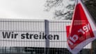 Plakate weisen auf einen Streik hin (Symbolbild): In NRW sind Tarifverhandlungen erneut gescheitert.