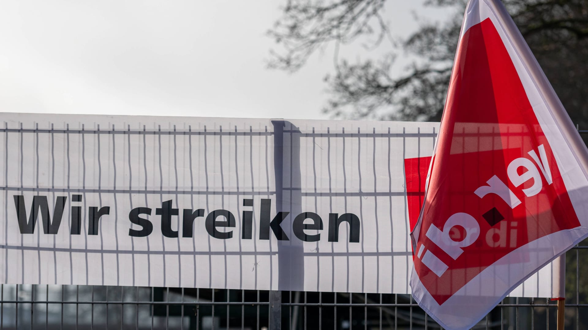 Plakate weisen auf einen Streik hin (Symbolbild): In NRW sind Tarifverhandlungen erneut gescheitert.