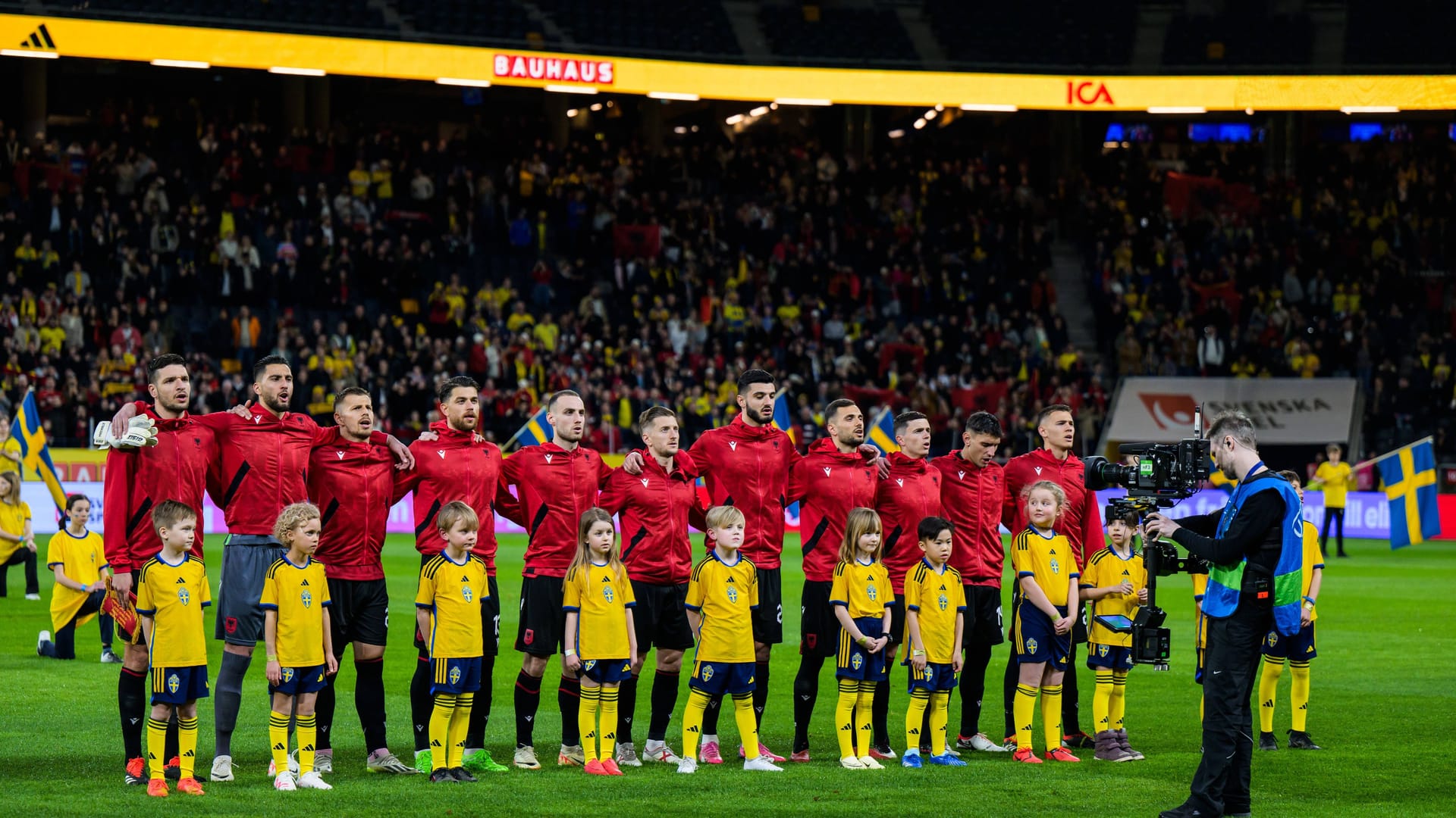 Die albanische Nationalmannschaft beim Teamfoto: Die "Kockasti" nimmt erst zum zweiten Mal an der Endrunde eines Turniers teil. (Quelle: IMAGO/JOEL MARKLUND/imago)