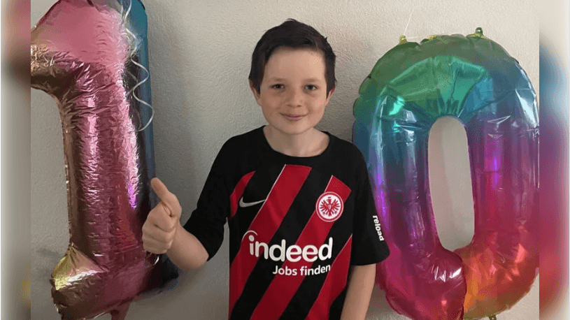 10-jähriger Florian: Dieser junge hat eine niederschmetternde Diagnose bekommen. Während der kleine Eintracht-Fan auf dem Foto lacht und den Daumen hochhält, sucht seine Familie dringend nach Spendern. Davon hängt sein Leben ab, denn er hat Krebs. 10-jähriger Florian: Dieser junge hat eine niederschmetternde Diagnose bekommen. Während der kleine Eintracht-Fan auf dem Foto lacht und den Daumen hochhält, sucht seine Familie dringend nach Spendern. Davon hängt sein Leben ab, denn er hat Krebs.