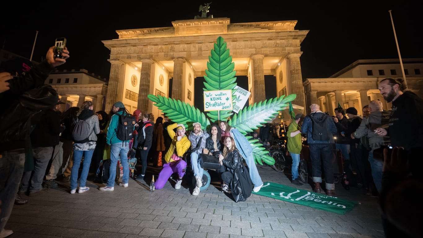 Demonstranten vor dem Brandenburger Tor: Rund 1.500 Menschen haben sich in Berlin getroffen, um die Cannabis-Freigabe zu feiern.