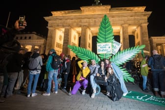 Demonstranten vor dem Brandenburger Tor: Rund 1.500 Menschen haben sich in Berlin getroffen, um die Cannabis-Freigabe zu feiern.