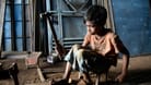 Ein Kind arbeitet in der bengalischen Metallindustrie (Symbolbild): Über das Lieferkettengesetz wird gestritten.