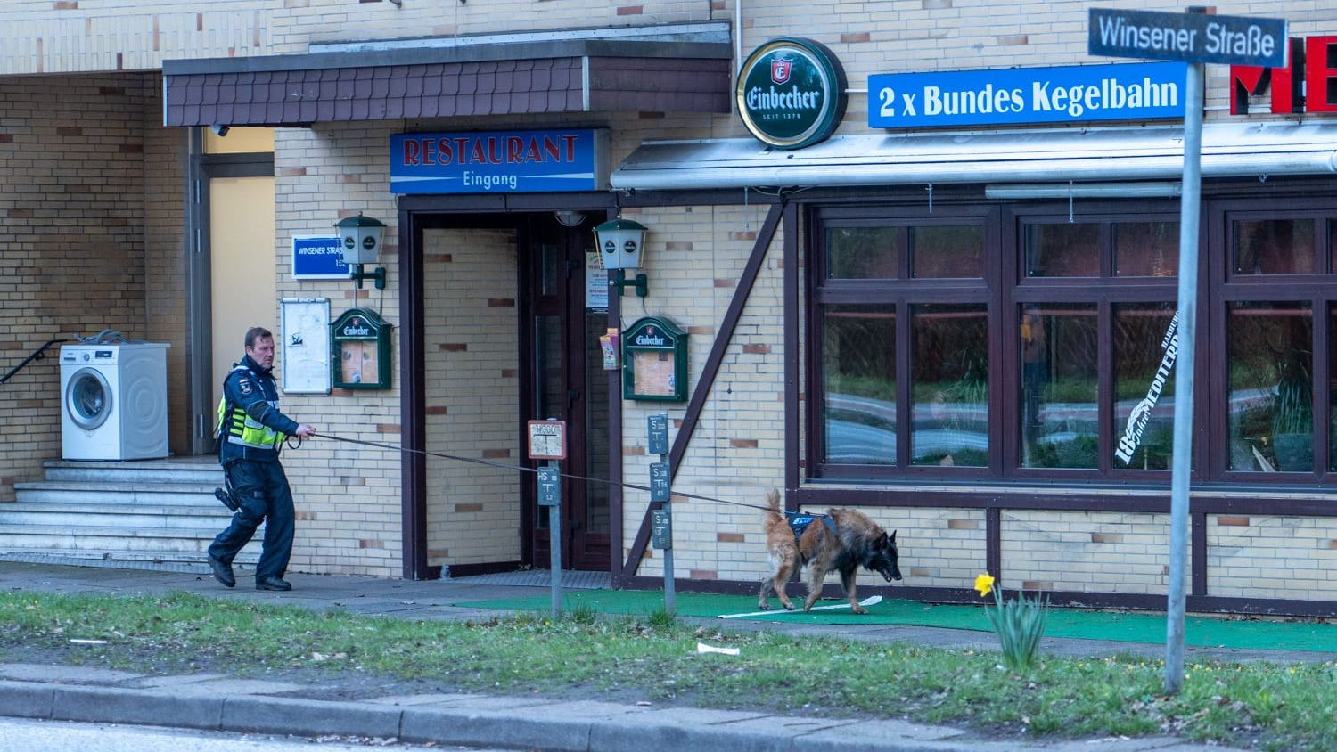 Ein Polizist sucht mit einem Spürhund Ende März bei Hamburg-Harburg eine Straße ab. Die Spur führte vom Rangierbahnhof in Maschen bis an die Landesgrenze von Hamburg.