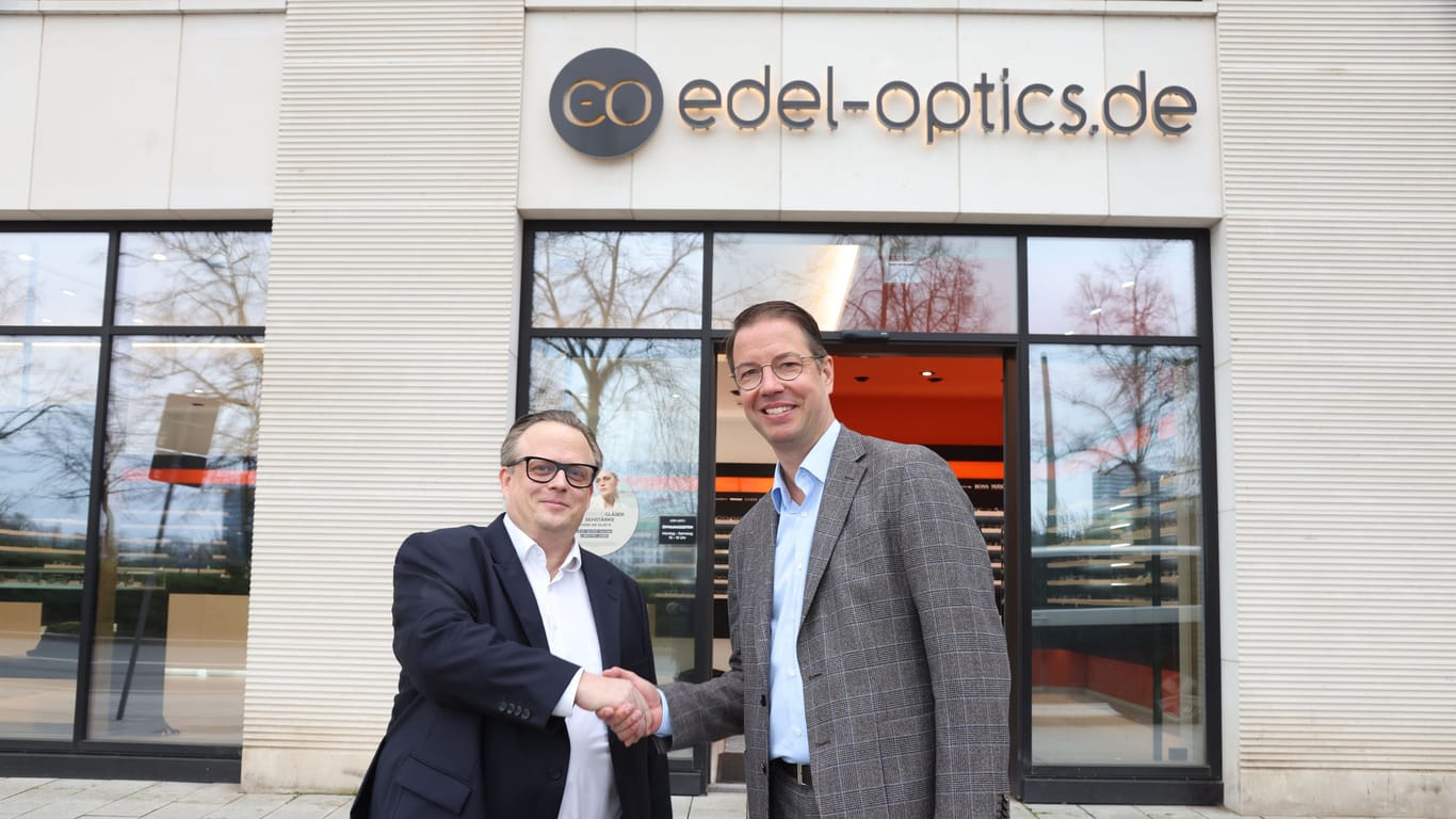 Dennis Martens, Geschäftsführer Edel-Oprics, und Carsten Bode, Geschäftsführer Optiker Bode, vor der Edel-Optics-Filiale in Hamburg: Auch die Beschäftigten werden übernommen.