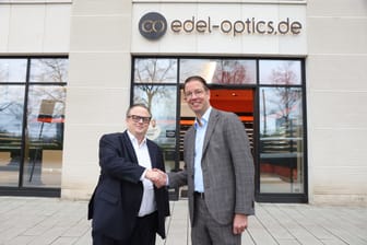 Dennis Martens, Geschäftsführer Edel-Oprics, und Carsten Bode, Geschäftsführer Optiker Bode, vor der Edel-Optics-Filiale in Hamburg: Auch die Beschäftigten werden übernommen.