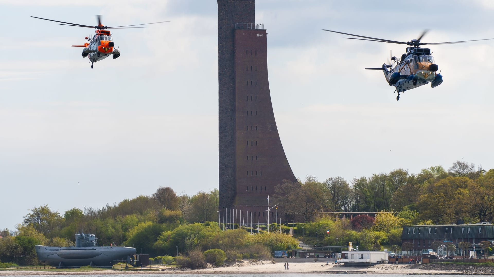 Die Sea Kings mit Sonderlackierung: Am Vormittag flogen sie am Marineehrenmal in Laboe vorbei.