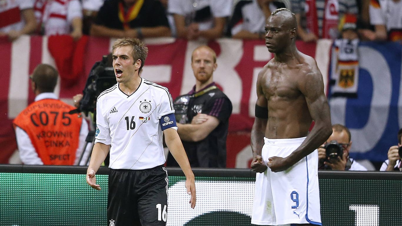 Mario Balotelli in seiner berühmten Jubelpose: Er warf Deutschland 2012 im Alleingang aus dem EM-Turnier.