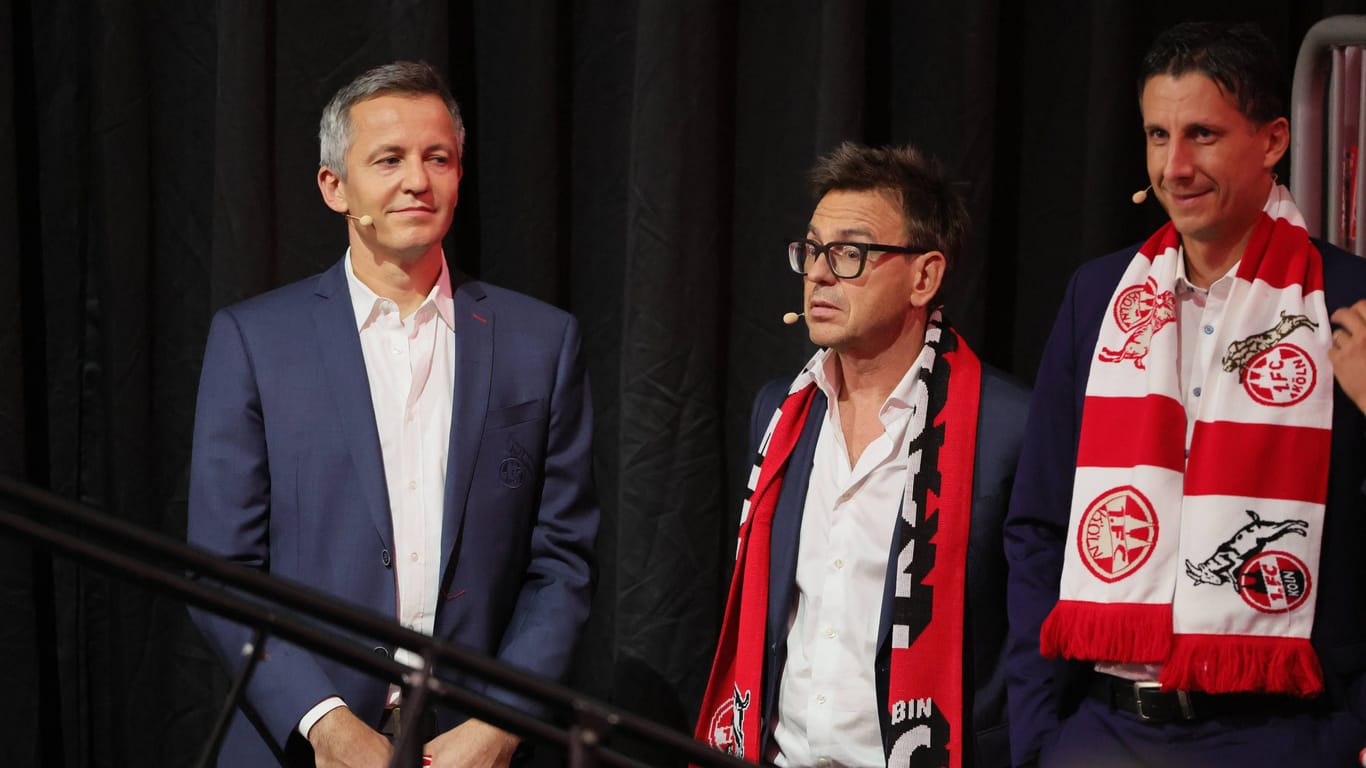 Philipp Türoff, Markus Rejek und Christian Keller (von links): Geschäftsführung und Vorstand des 1. FC Kölns während einer Mitgliederversammlung.