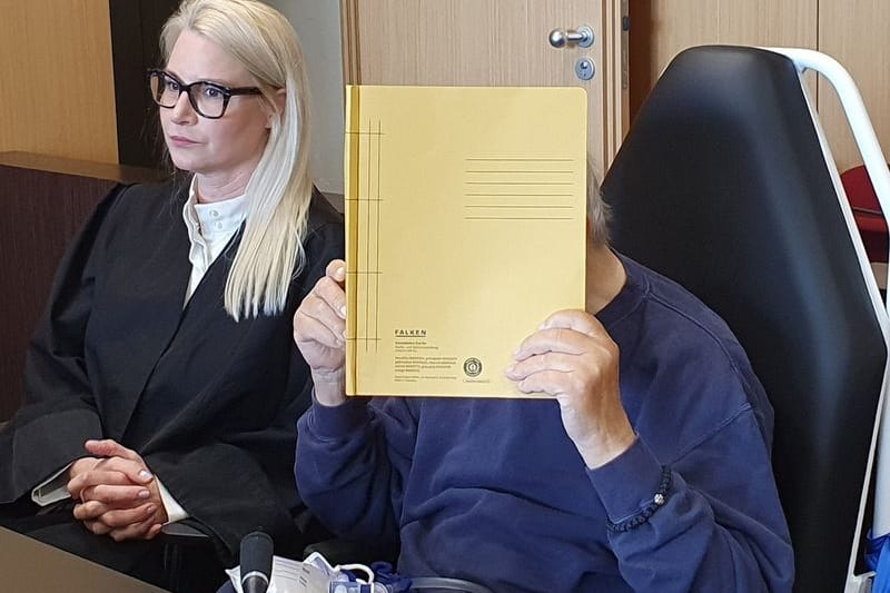 Der Angeklagte mit seiner Anwältin während des Prozesses in Düsseldorf: Er soll seine Frau aus Eifersucht erstochen haben.