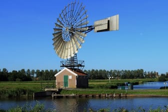 Alte Tradition: Neue Windmühlen dienen heute der Entwässerung im Wormerpolder nebenan.