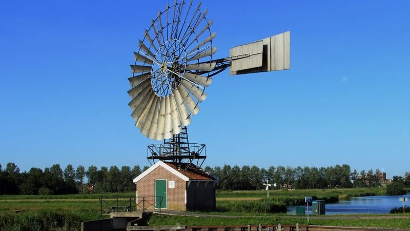 Alte Tradition: Neue Windmühlen dienen heute der Entwässerung im Wormerpolder nebenan.