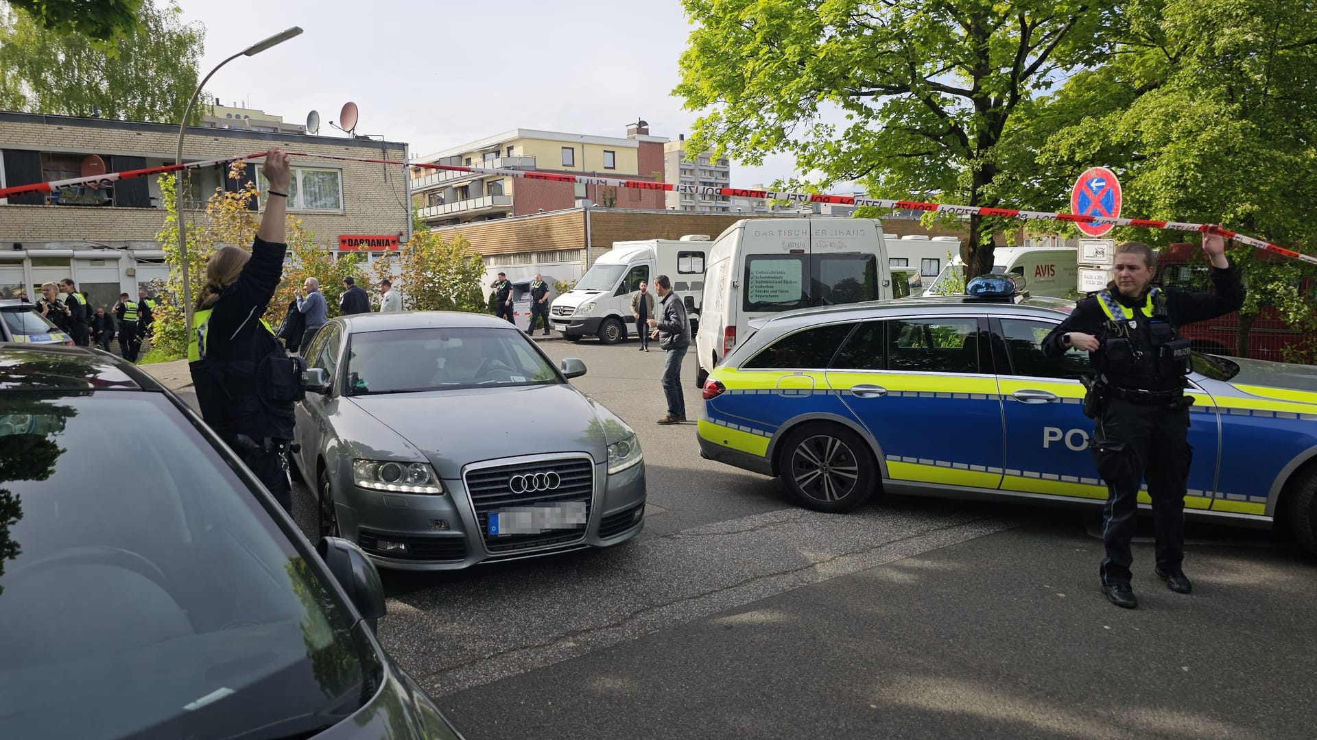 Die Polizei hat den Tatort weiträumig abgesperrt: Zwei Verdächtige wurden zunächst festgenommen. Die Polizei hat den Tatort weiträumig abgesperrt: Zwei Verdächtige wurden zunächst festgenommen.