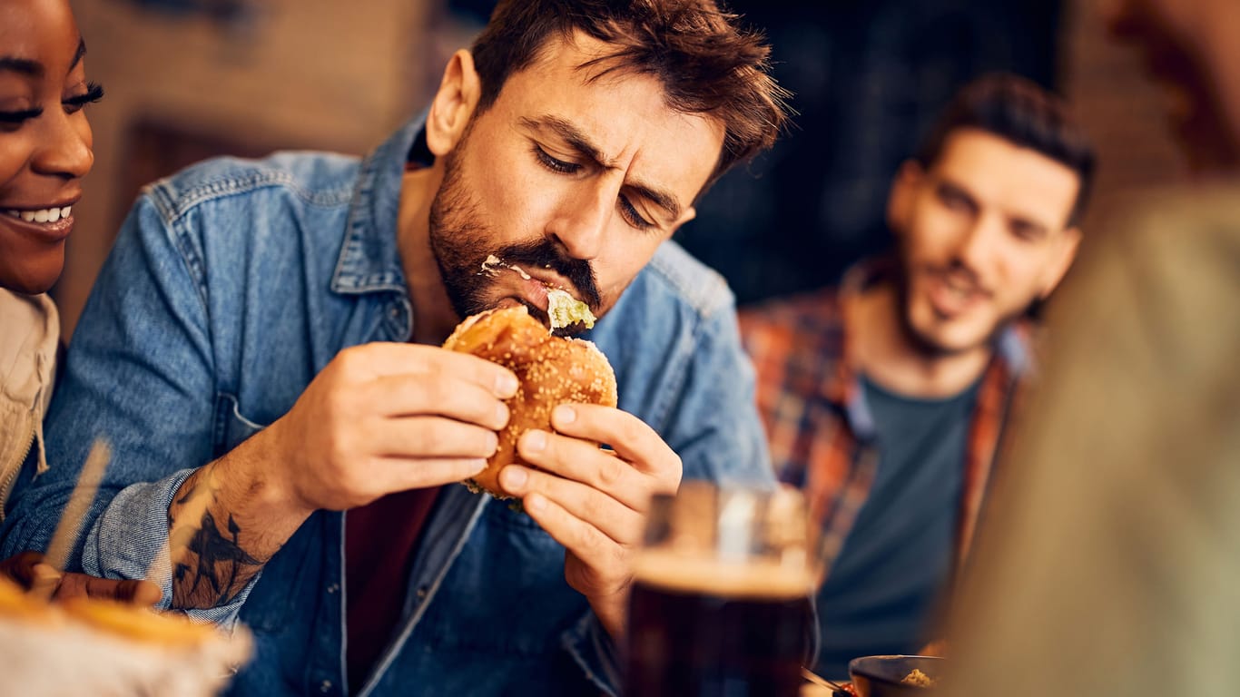 Heißhunger: Alkohol steigert den Appetit auf Fettiges und Salziges.