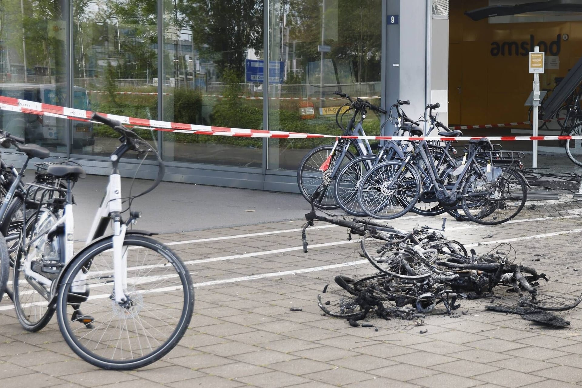 Abgebranntes E-Bike: Das Löschen sollten Sie unbedingt der Feuerwehr überlassen.