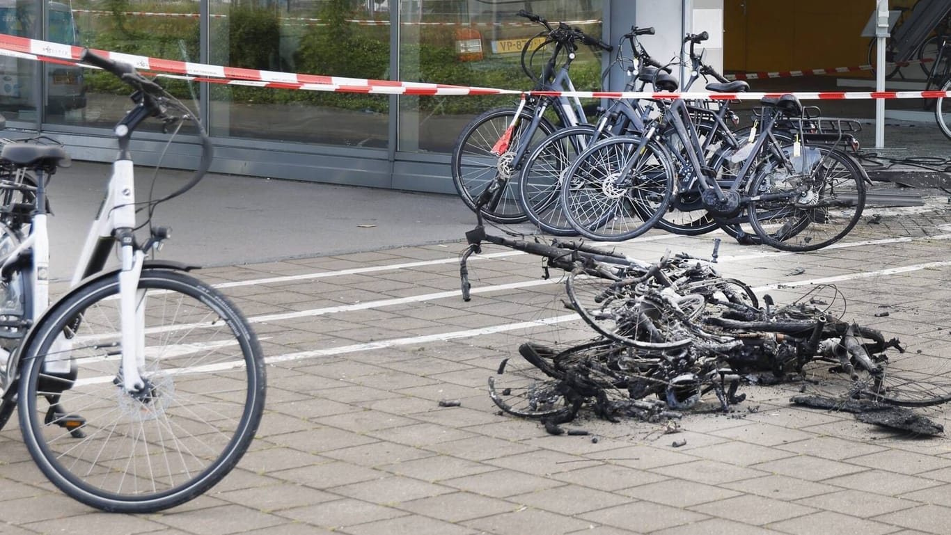 Abgebranntes E-Bike: Das Löschen sollten Sie unbedingt der Feuerwehr überlassen.