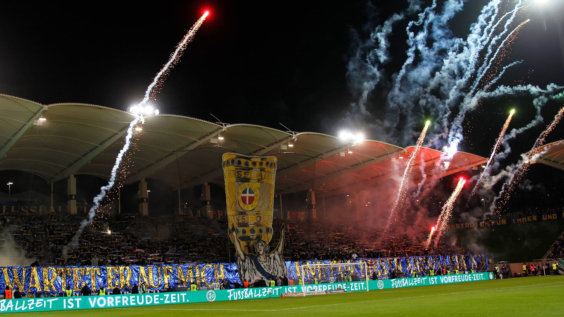 Vor dem Anpfiff: Auf der Saarbrücker Haupttribüne wird Pyrotechnik gezündet.