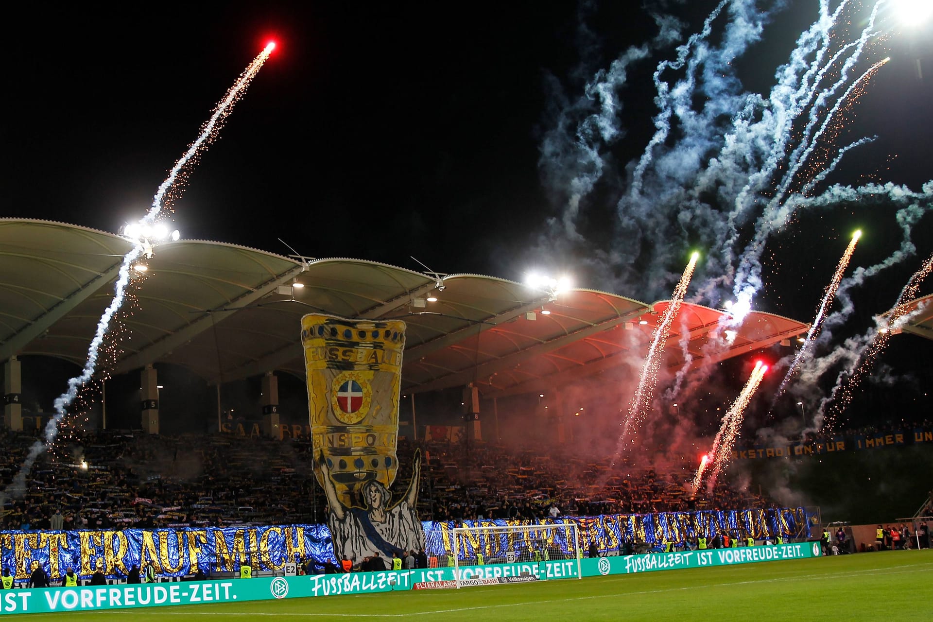 Vor dem Anpfiff: Auf der Saarbrücker Haupttribüne wird Pyrotechnik gezündet.